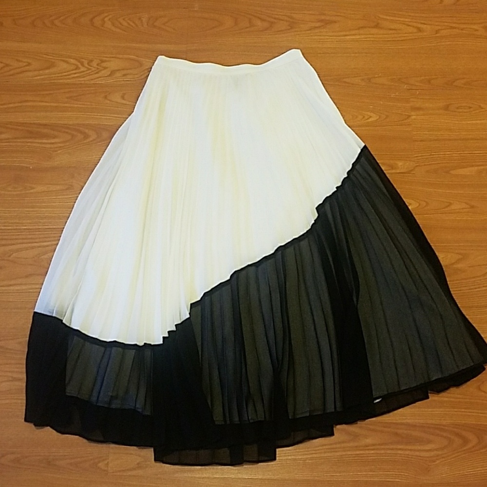 Banana Republic black/white pleated asymmetrical